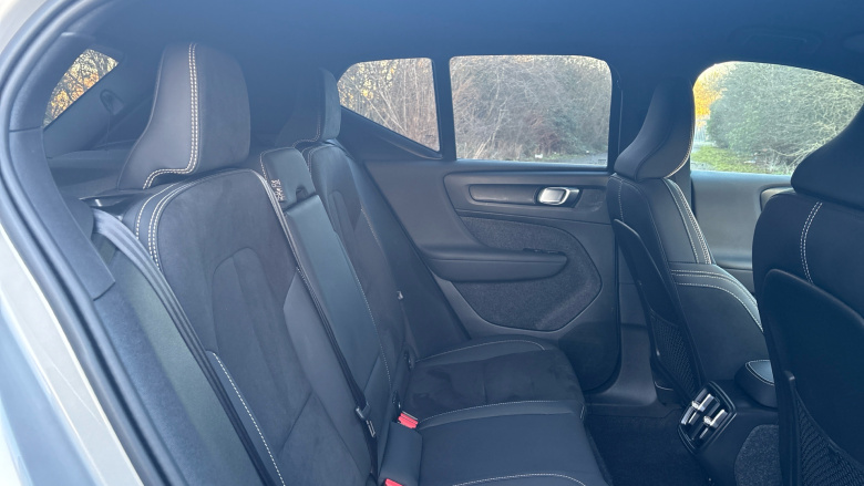 Volvo XC40 2.0 B4P Plus Dark 5dr Auto Petrol Estate